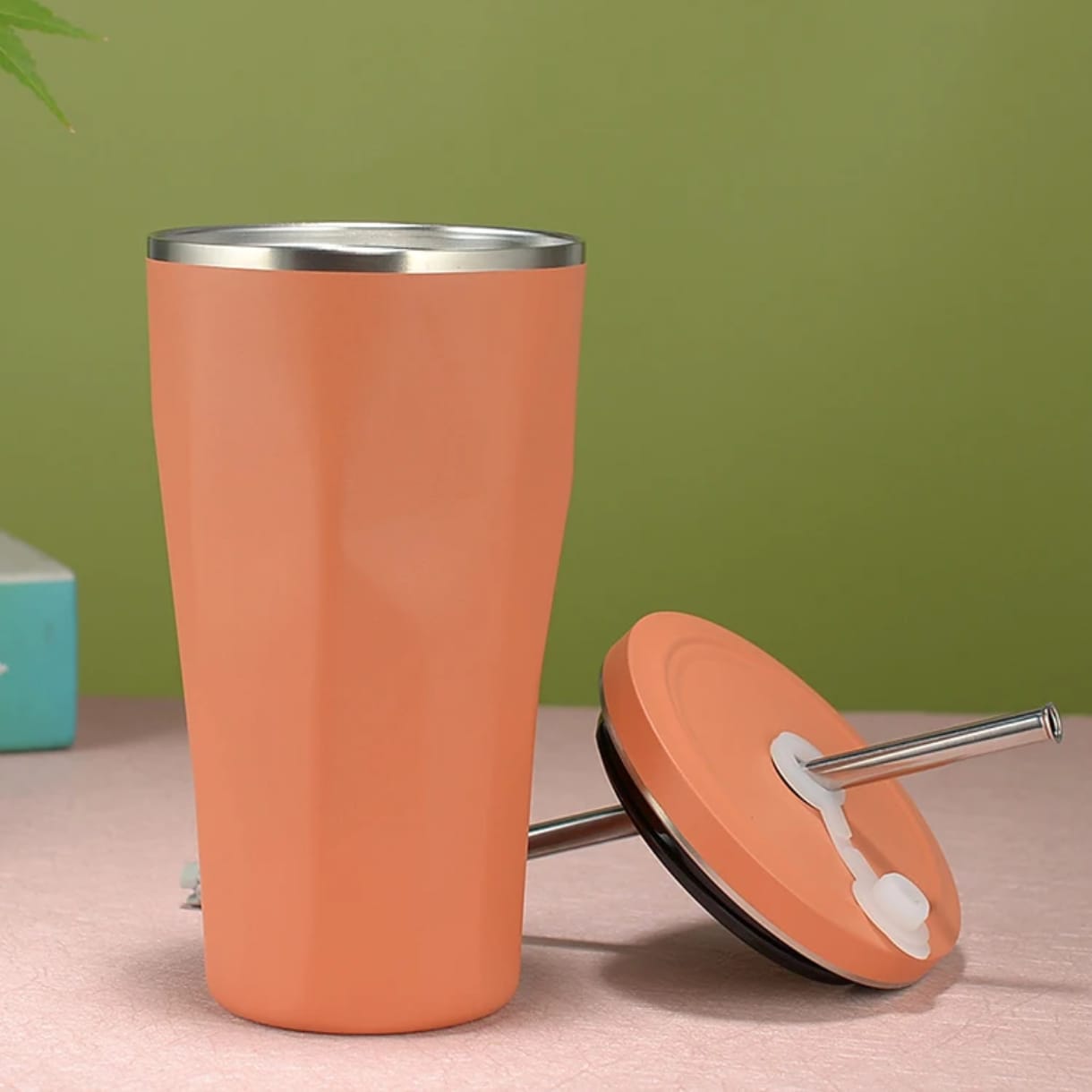 600 ml stainless steel cup with lid and lockable straw - Otloubnow