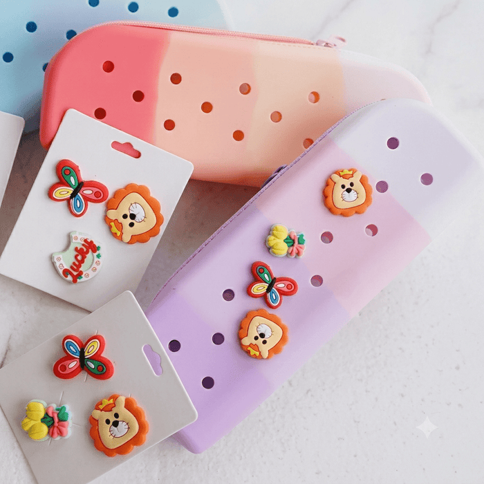 Silicone pencil case with 3 random pins - Otloubnow