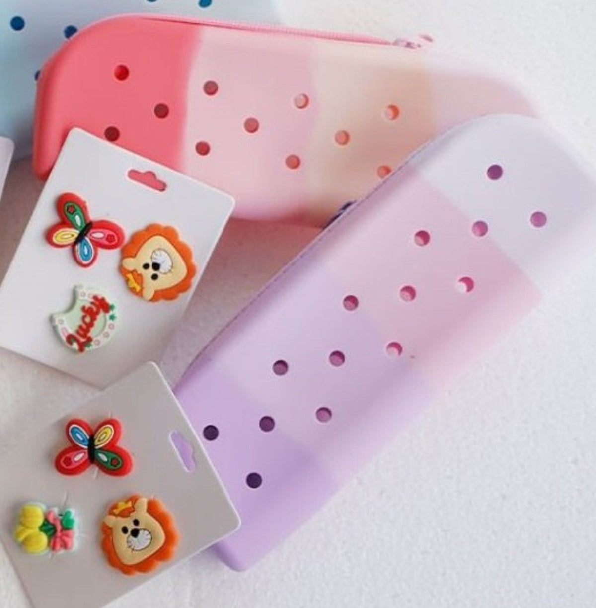 Silicone pencil case with 3 random pins - Otloubnow